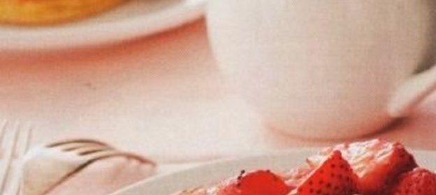 Полезные оладьи с клубничным соусом