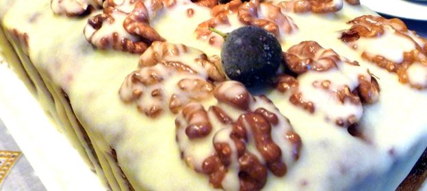 Кекс Ореховый со смородиной в белой глазури