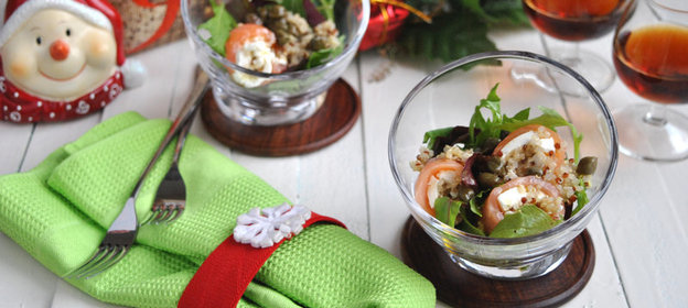 Салат с киноа, рыбными роллами и сливочным сыром