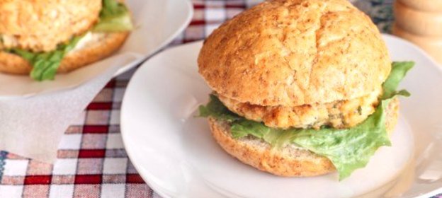 Гамбургеры с курицей, фетой и шпинатом