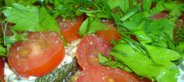 Слоёный салат из цельнозернового хлеба,жареного цуккини и помидорок