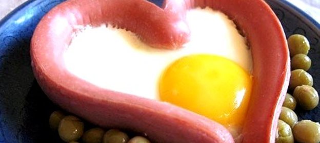 Яичница в сосиске сердечком