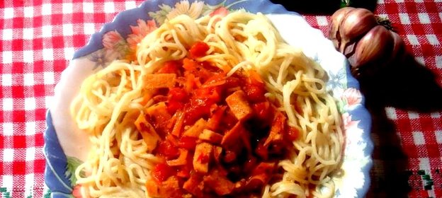 Томатный соус с колбасой