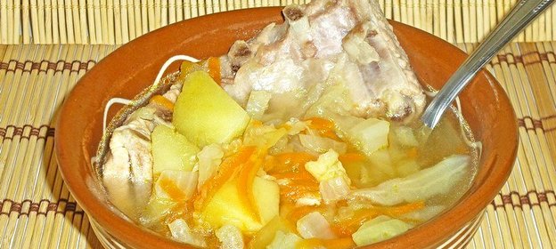 Щи из свежей капусты на свиных ребрышках