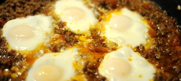 Яичница с тушенкой