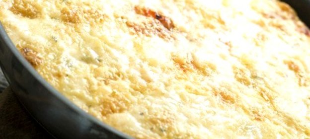 Омлет с сыром и белым хлебом