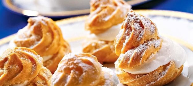 Профитроли с апельсиновым желе и взбитыми сливками