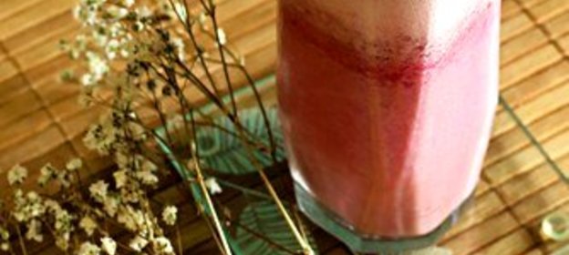 Смузи из свежих ягод с ванильным мороженым