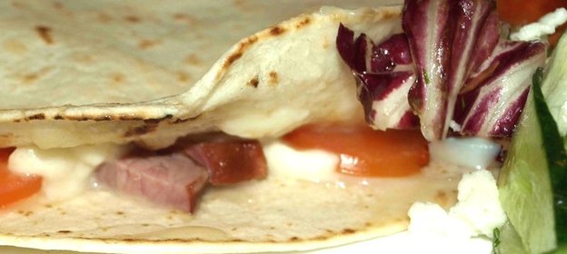 Итальянская лепешка с помидорами, копченной говядиной и сыром моцарелла