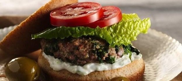 Бургер с томатами и мятой в йогуртово-сырном соусе