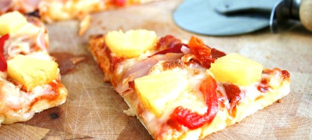 Пицца с ананасами и колбасой