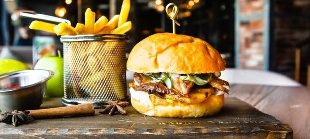 Бургер Lucky Ducky с уткой и яблоком