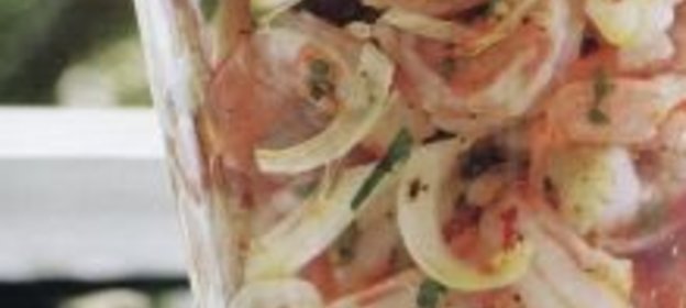 Маринованный салат из креветок и лука