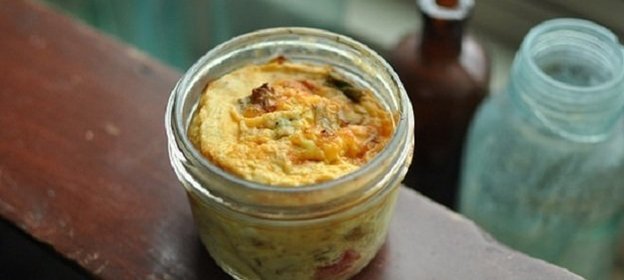 Яичница в баночке с сыром и спаржей