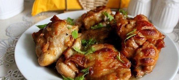 Жареное куриное филе в медово-соевом маринаде с оливками