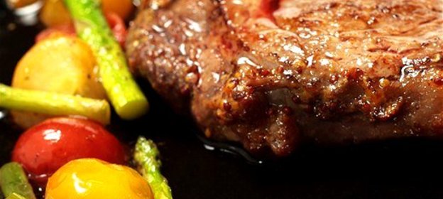 Говяжьи стейки с жареными помидорами черри