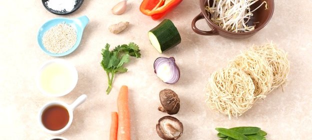 Овощи стир-фрай на яичной лапше