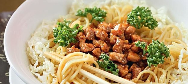 Лапша со свининой и китайской капустой