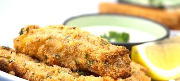 Рыбные палочки с соусом из петрушки