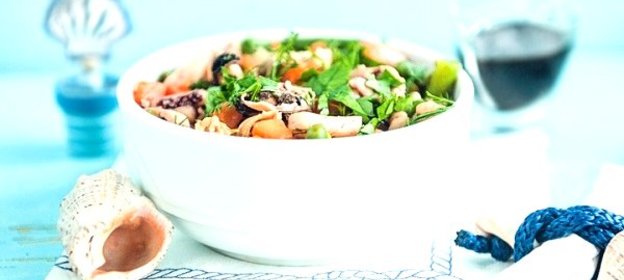 Морской коктейль с овощами