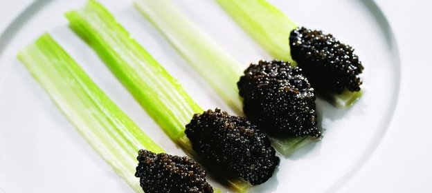 Икра черная на ледяных палочках из сельдерея