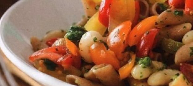 Макароны с фасолью и помидорами