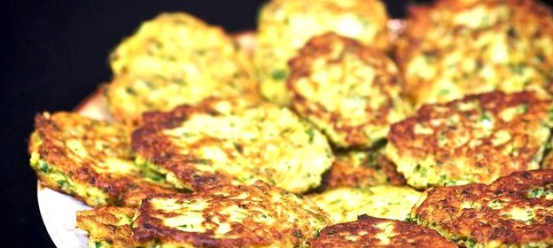 Кабачковые оладьи с козьим сыром