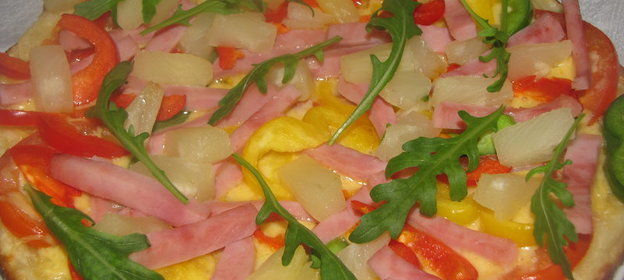 Пицца с ананасом и руколой