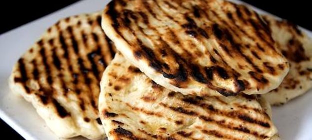 Чесночные лепешки наан