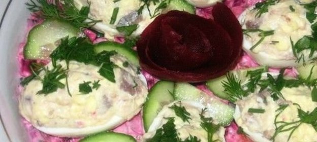 Печень трески с соленым огурцом