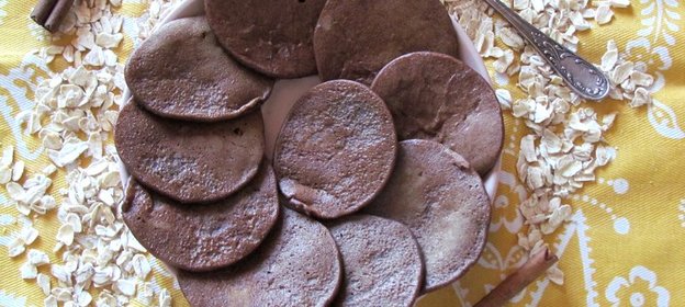 Заварные овсяные оладьи с тёмным шоколадом без сахара