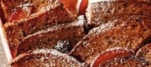 Хлебная запеканка со сливами
