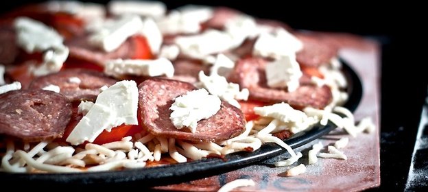 Пицца с брынзой и колбасой