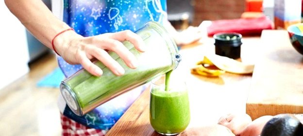 Смузи со шпинатом и миндальным молоком