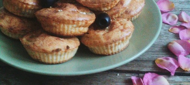 Луковые маффины с сырной начинкой