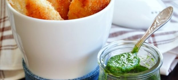 Рыбные палочки из трески с соусом из кинзы по-сухумски