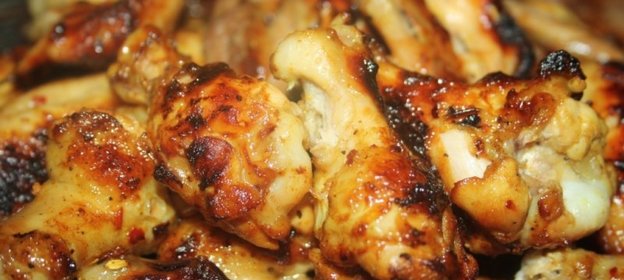 Острые крылышки в соево-лимонном маринаде на решетке на мангале