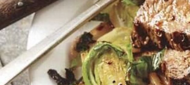 Стейки из говяжьей лопатки, с гарниром из капусты и грибов