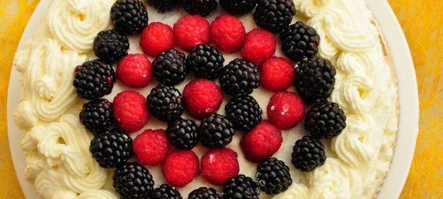 Шоколадный торт с фруктами