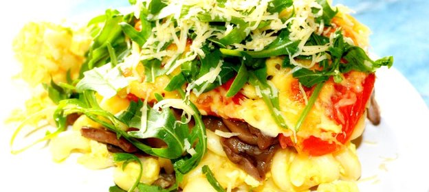 Запеканка из макарон с сыром, помидорами и грибами