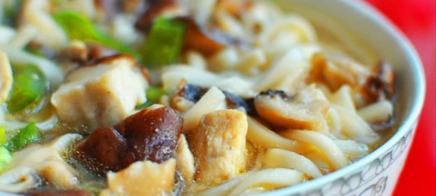 Лапша с курицей и грибами в азиатском стиле