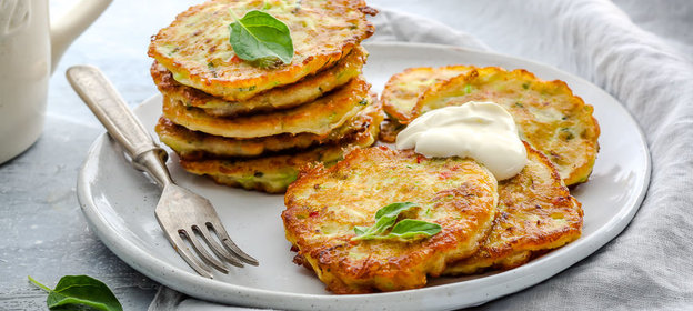 Пышные оладьи из кабачков с базиликом