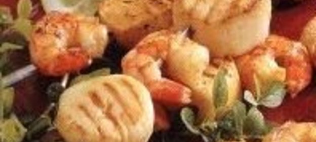 Яичница-глазунья с луком, чесноком и овощами