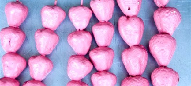 Клубника в розовом шоколаде