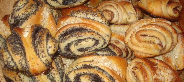 финские булочки с корицей.а мои с маком