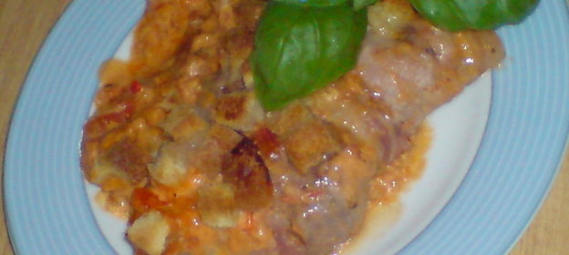 Мясо,запечённое в духовке под сливочно-овощным соусом с булочкой