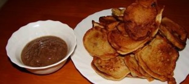 Шотландские оладьи с соусом из изюма