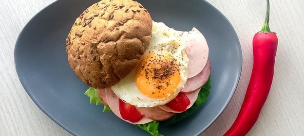 Бургер с яичницей-глазуньей и мясной нарезкой