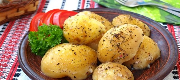 Молодой картофель тушёный со специями и сливочным маслом