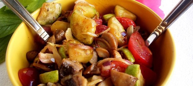 Теплый салат из грибов с цуккини и базиликовым маслом. ФМ « Моя иллюстрация к рецепту»